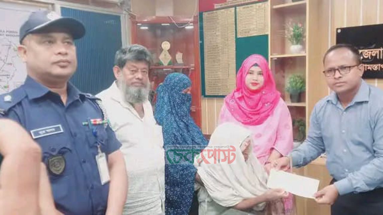 গোমস্তাপুরে অসহায় বৃদ্ধাকে ইউএনও জিল্লুর রহমানের আর্থিক সহায়তা