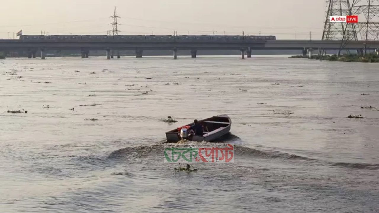 আইফোনের কিস্তির চাপে যমুনায় ঝাঁপ, প্রাণে বাঁচলেন যুবক