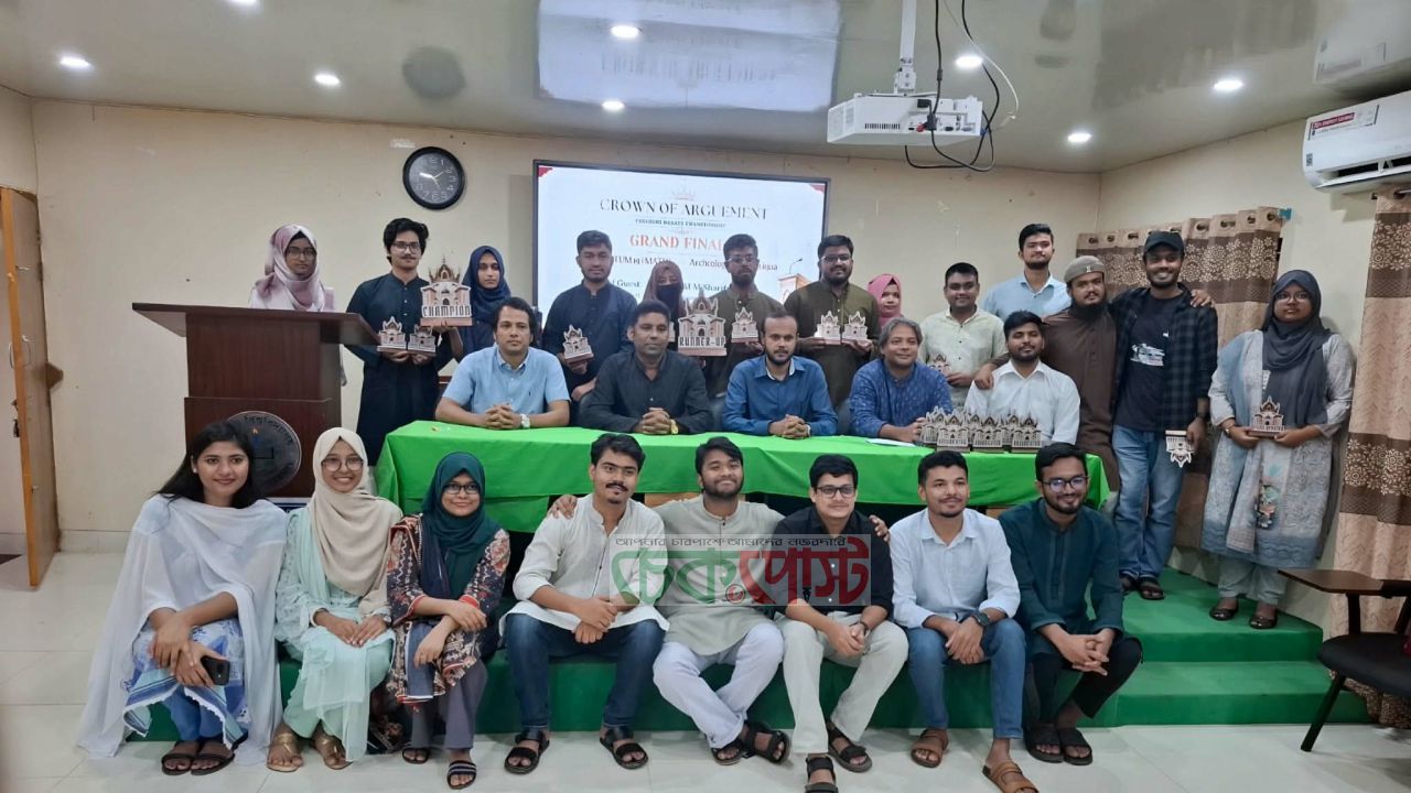 কুবিতে ‘ক্রাউন অব আর্গুমেন্টে’ গ্র্যান্ড ফাইনালে চ্যাম্পিয়ন গণিত বিভাগ