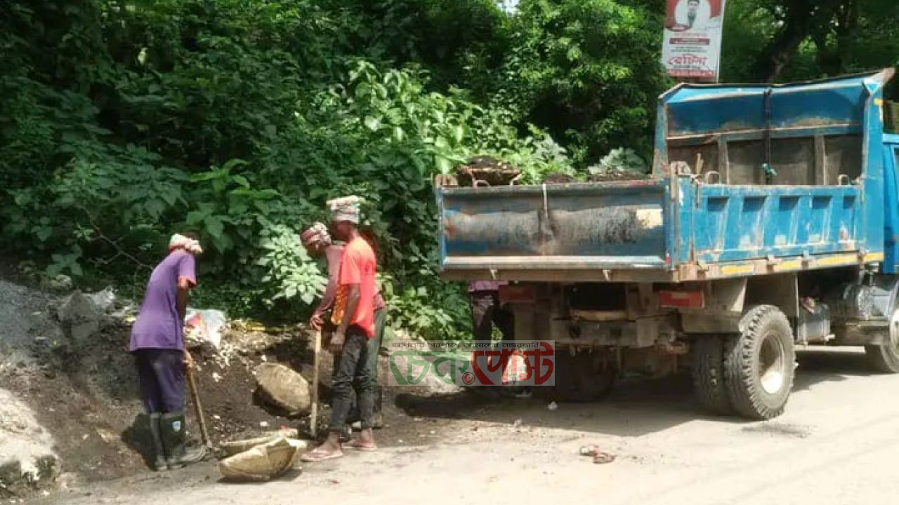 রহনপুরকে পরিচ্ছন্ন ও মডেল পৌরসভায় রূপান্তর করতে মাঠে ইউএনও জিল্লুর রহমান