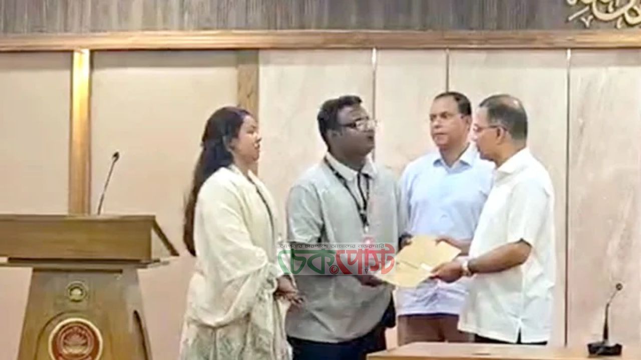 জুলাই শহীদ ও গুম ৭৪ পরিবারের হাতে নিয়োগপত্র দিলেন প্রধানমন্ত্রী তারেক রহমান