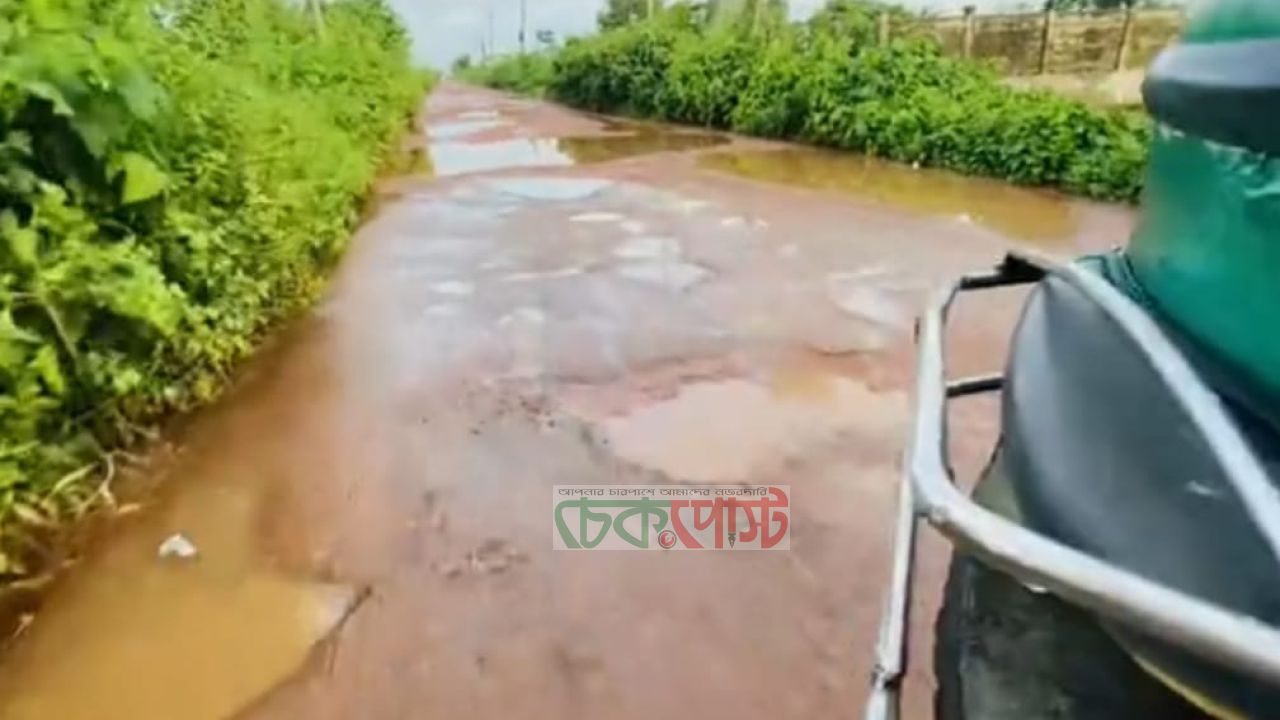 ছয় মাসেও বদলায়নি ছাতিয়াইনের ভাগ্য, বেহাল ছাতিয়াইন–রতনপুর সড়ক