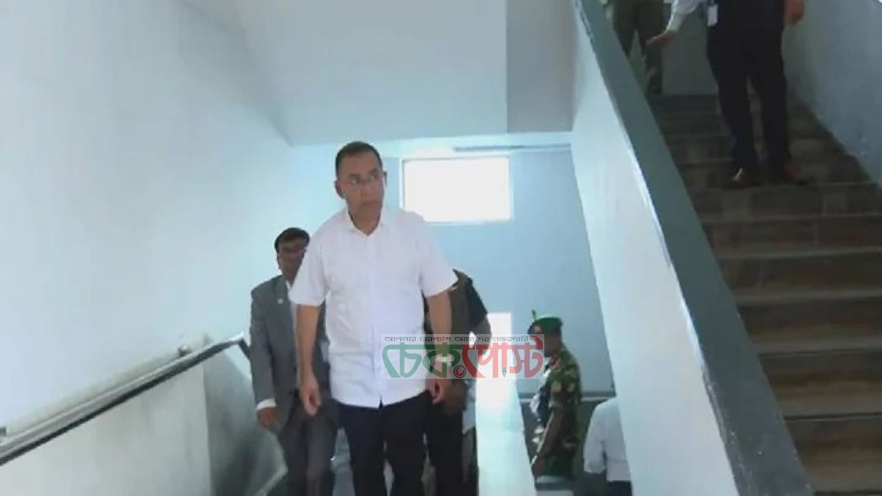 সচিবালয়ে লিফট নয়, সিঁড়ি বেয়ে বৈঠকে তারেক রহমান