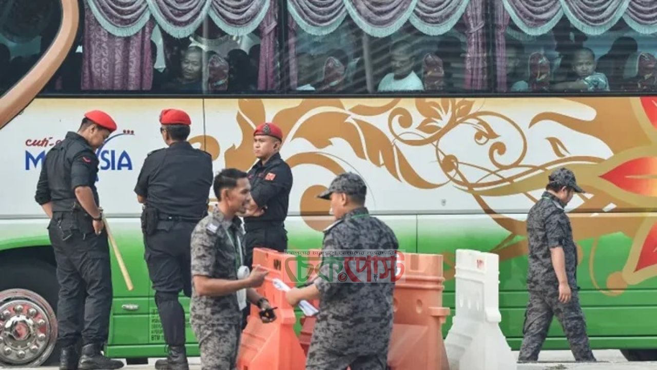 মিয়ানমারের যুদ্ধজাহাজে রোহিঙ্গা ফেরত পাঠাচ্ছে মালয়েশিয়া