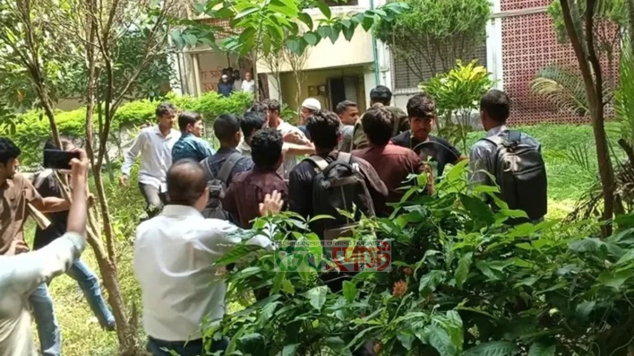 বাসে গল্প, এরপর সংঘর্ষ: ইবির ৩ শিক্ষার্থী বহিষ্কার