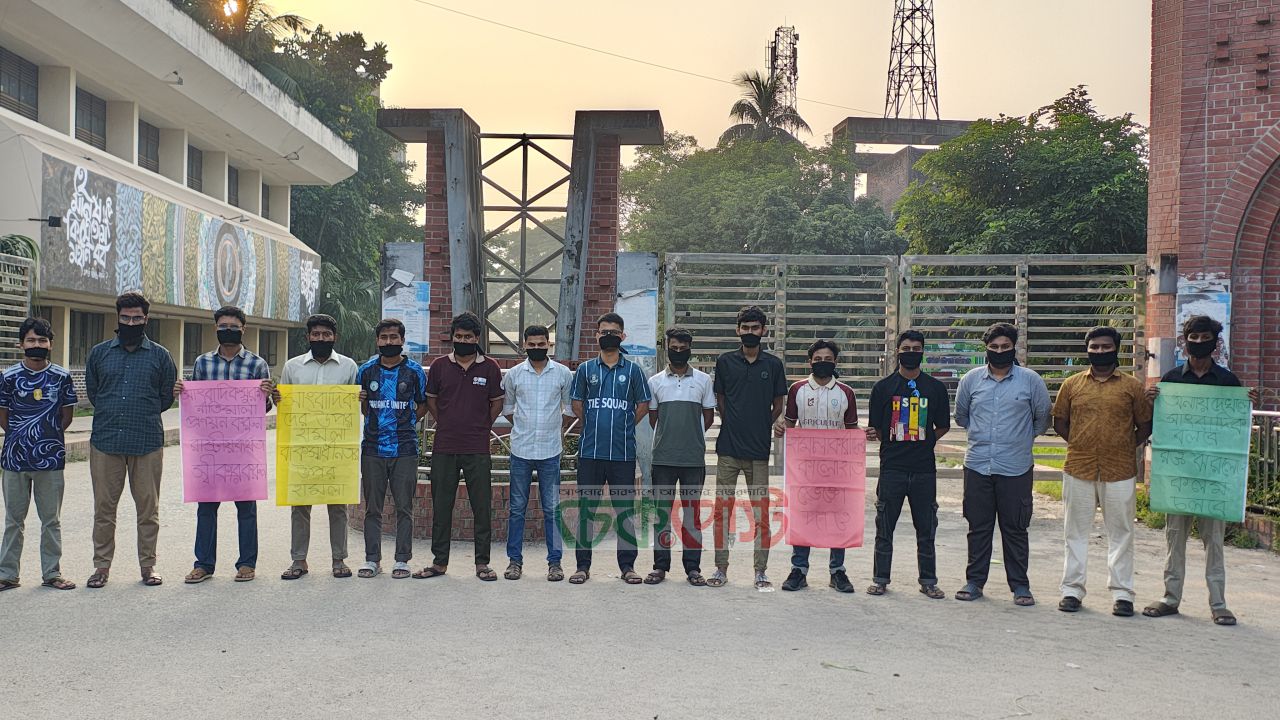 রাবিতে সাংবাদিকদের ওপর হামলার ঘটনায় হাবিপ্রবিতে মুখে কালো কাপড় বেঁধে মৌন মানববন্ধন 