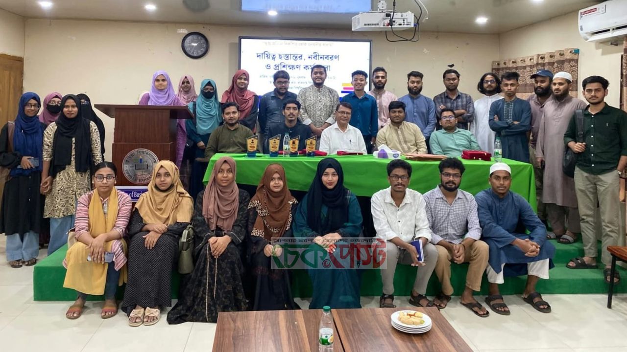 কুবিতে তরুণ কলাম লেখক ফোরামের নবীনবরণ ও দায়িত্ব হস্তান্তর অনুষ্ঠিত