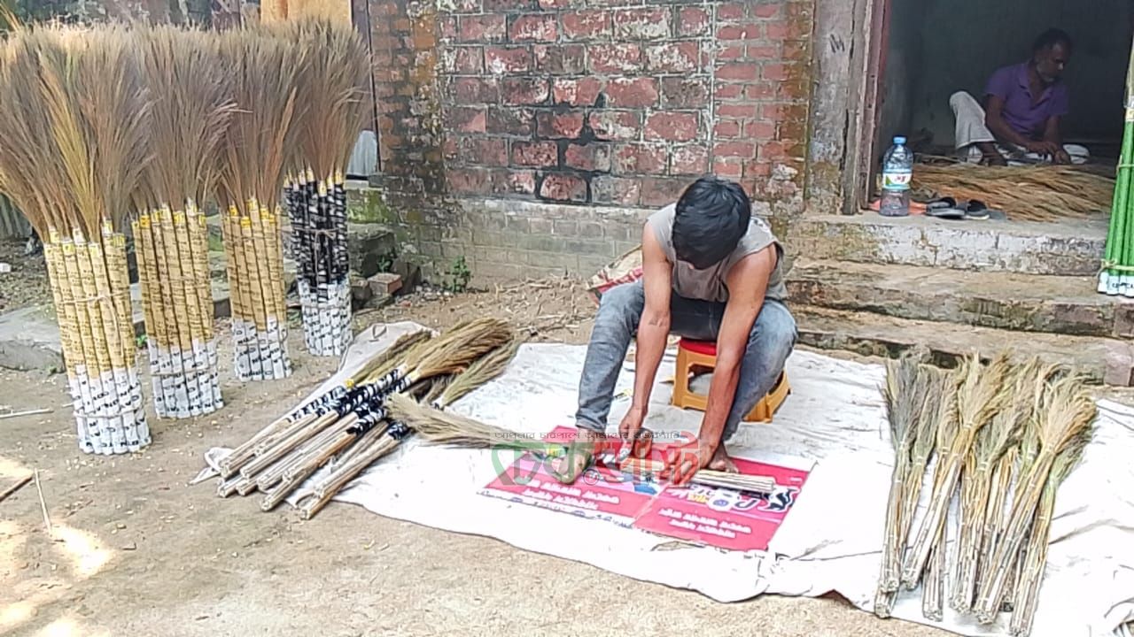 সৈয়দপুরে উদ্যোক্তা সাজুর কারখানায় তৈরি ঝাড়ু বিদেশে রপ্তানির প্রত্যাশা, ভবঘুরেদের কর্মসংস্থান